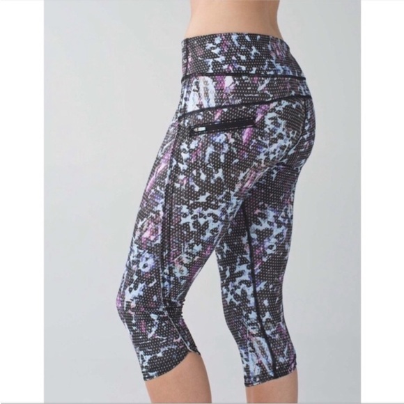 LULULEMON Run: Top Speed Crop * Full on Luxtreme Floral Tranquil Blue Black - Picture 2 of 7
